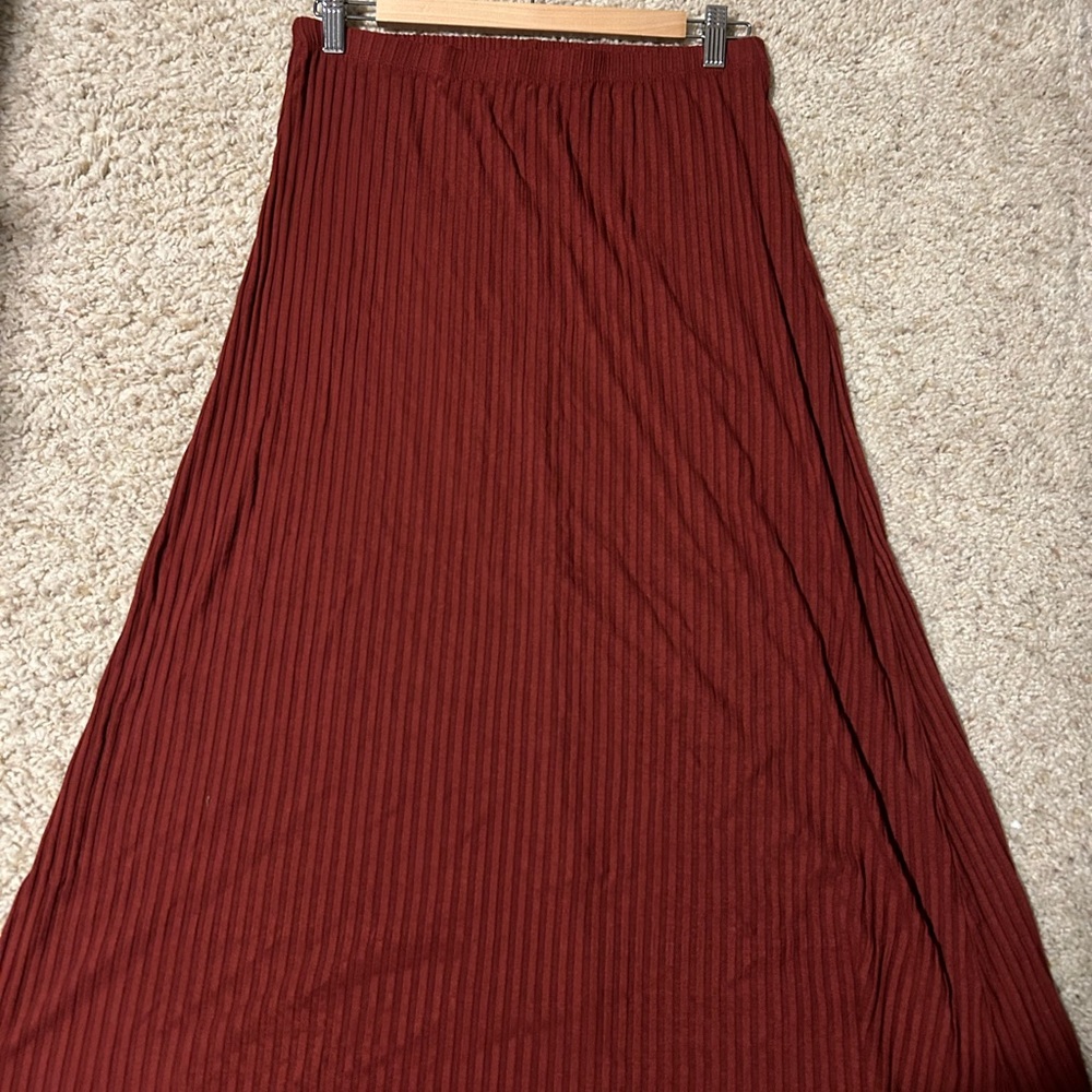 Burgundy ribbed midi skirt